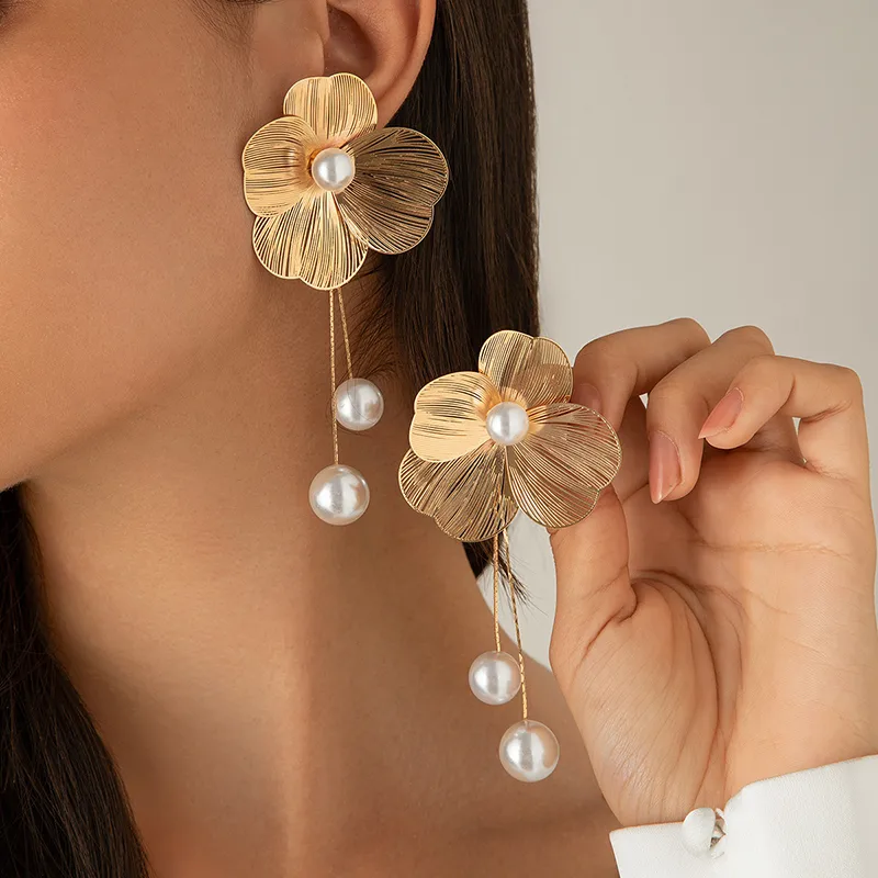Boucles d’Oreilles Fleur Dorée & Perles – Élégance Intemporelle